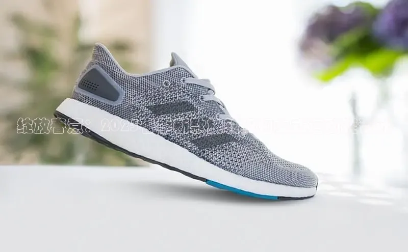 绽放春意：2025春季新款旋转纽扣女式运动鞋设计